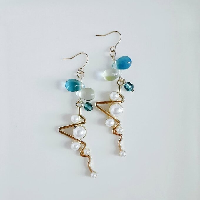 ぷっくりしずくビーズとパール付きジグザグチャームのピアス/イヤリング(エメラルドグリーン)