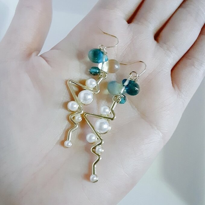 ぷっくりしずくビーズとパール付きジグザグチャームのピアス/イヤリング(エメラルドグリーン)