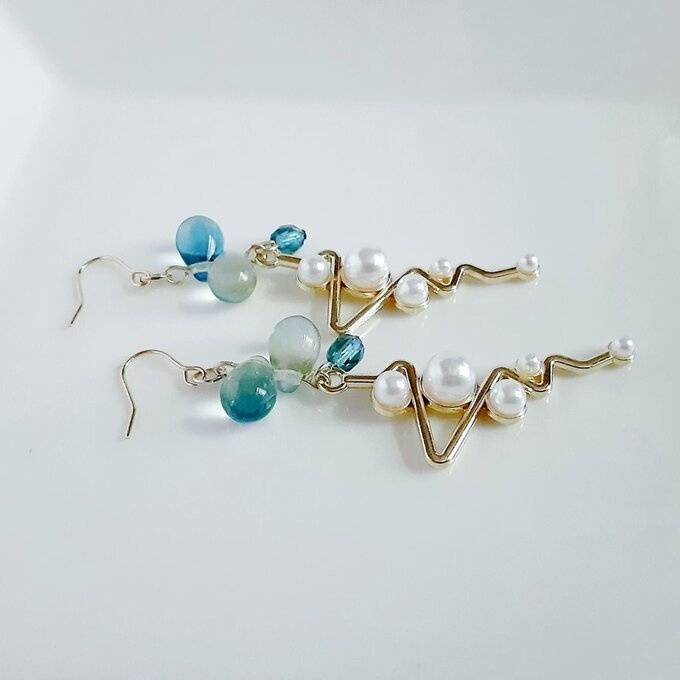 ぷっくりしずくビーズとパール付きジグザグチャームのピアス/イヤリング(エメラルドグリーン)