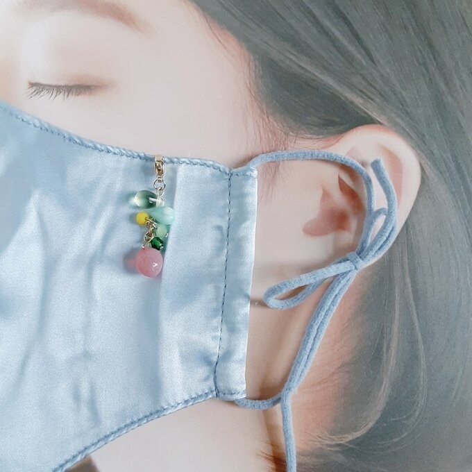 いちごが可愛い☆しずくとガラスビーズのプチジャラジャラマスクチャーム/マスクアクセサリー(その①)/Cute strawberry beads charm for mask or anything