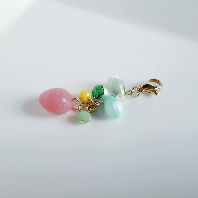 いちごが可愛い☆しずくとガラスビーズのプチジャラジャラマスクチャーム/マスクアクセサリー(その①)/Cute strawberry beads charm for mask or anything