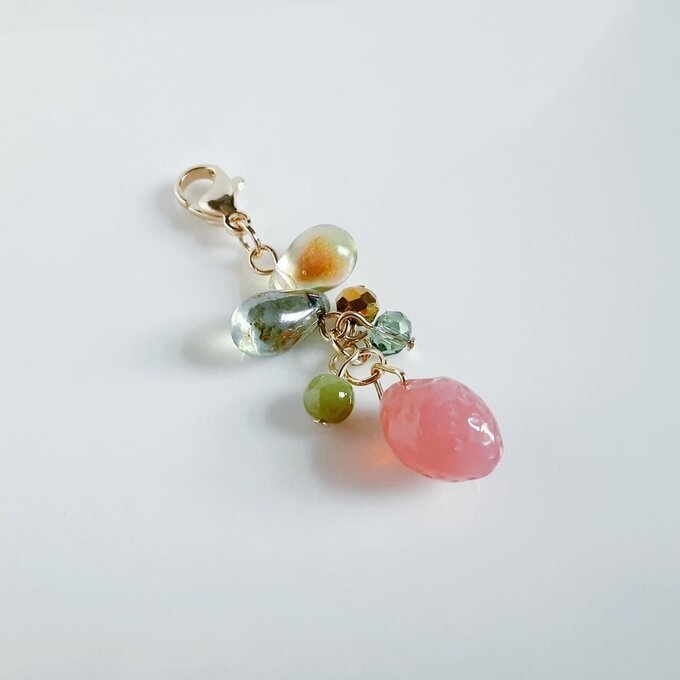 いちごが可愛い☆しずくとガラスビーズのプチジャラジャラマスクチャーム/マスクアクセサリー(その②)/Cute straberry beads charm for mask or anything