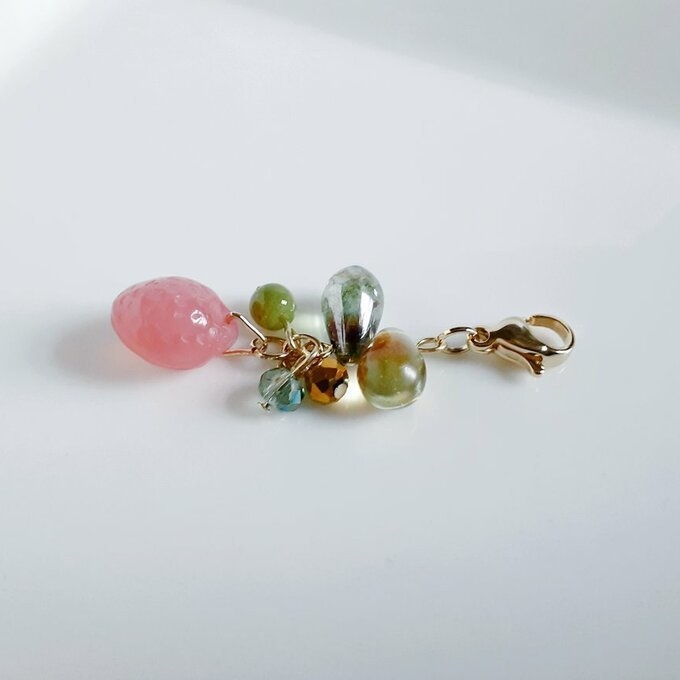いちごが可愛い☆しずくとガラスビーズのプチジャラジャラマスクチャーム/マスクアクセサリー(その②)/Cute straberry beads charm for mask or anything