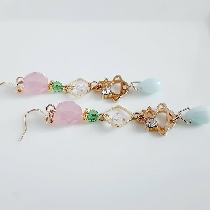 土星チャームが可愛い☆スクエアとチェコビーズとガラスビーズのゆらゆらロングピアス/イヤリング(ピンクグリーン)/Trendy pink pale green long earrings with saturn charm