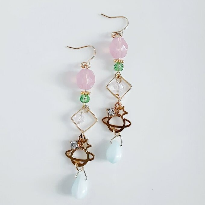 土星チャームが可愛い☆スクエアとチェコビーズとガラスビーズのゆらゆらロングピアス/イヤリング(ピンクグリーン)/Trendy pink pale green long earrings with saturn charm