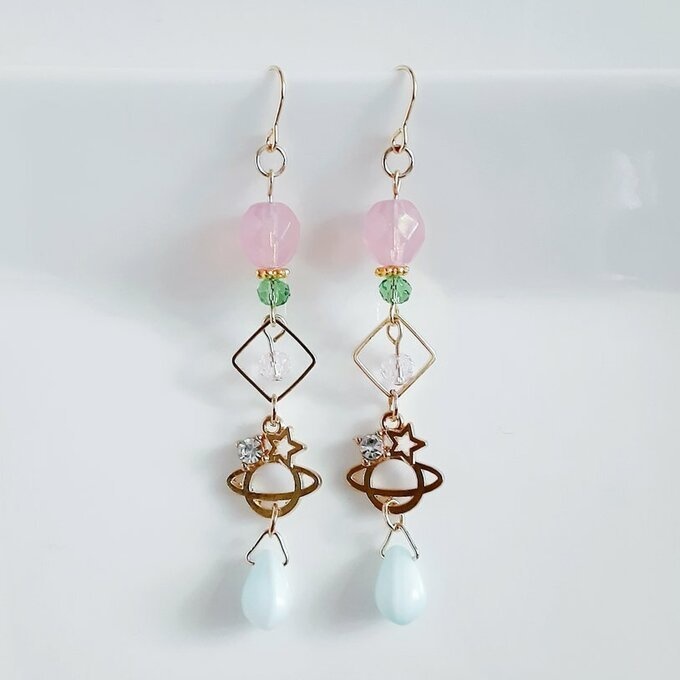 土星チャームが可愛い☆スクエアとチェコビーズとガラスビーズのゆらゆらロングピアス/イヤリング(ピンクグリーン)/Trendy pink pale green long earrings with saturn charm