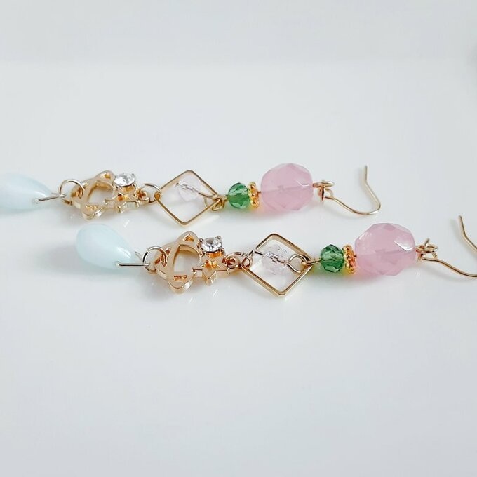 土星チャームが可愛い☆スクエアとチェコビーズとガラスビーズのゆらゆらロングピアス/イヤリング(ピンクグリーン)/Trendy pink pale green long earrings with saturn charm