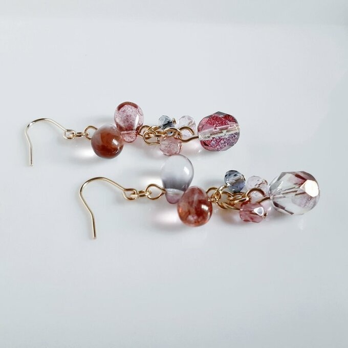 チェコビーズが揺れる☆しずくとガラスビーズのプチジャラジャラピアス/イヤリング(ピンクパープル)