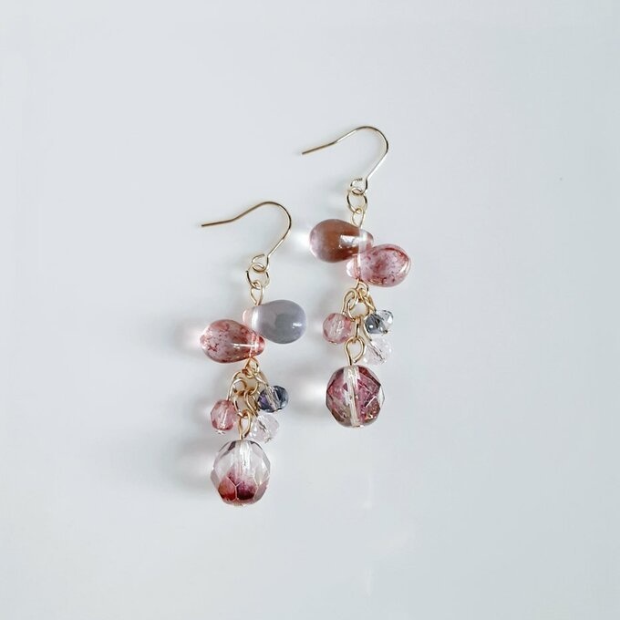 チェコビーズが揺れる☆しずくとガラスビーズのプチジャラジャラピアス/イヤリング(ピンクパープル)