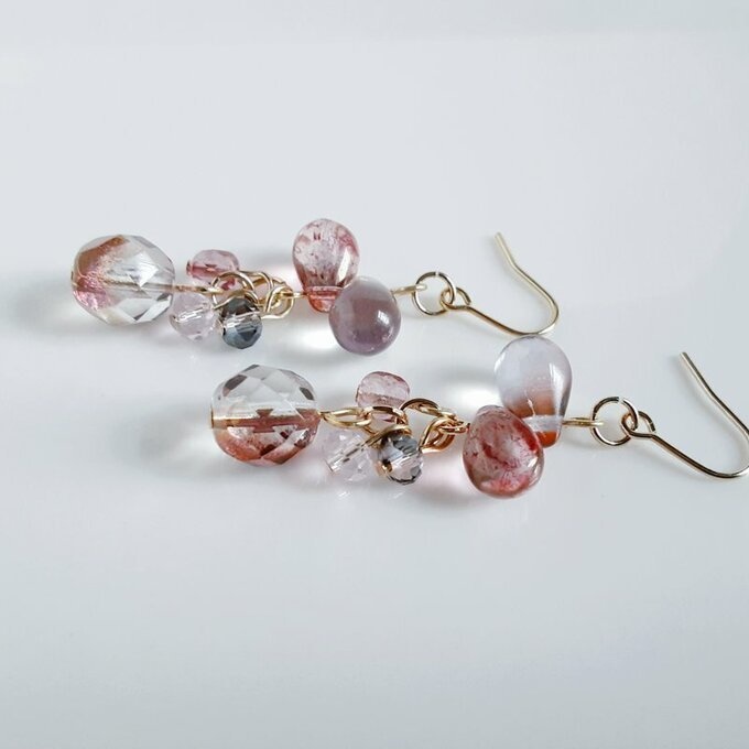 チェコビーズが揺れる☆しずくとガラスビーズのプチジャラジャラピアス/イヤリング(ピンクパープル)