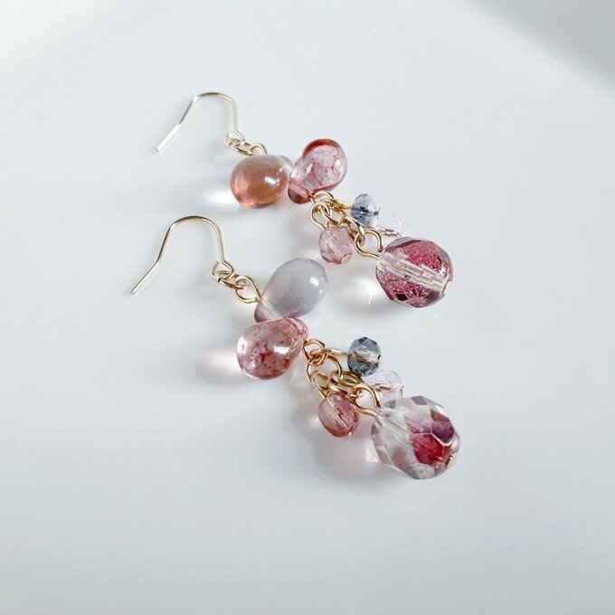チェコビーズが揺れる☆しずくとガラスビーズのプチジャラジャラピアス/イヤリング(ピンクパープル)