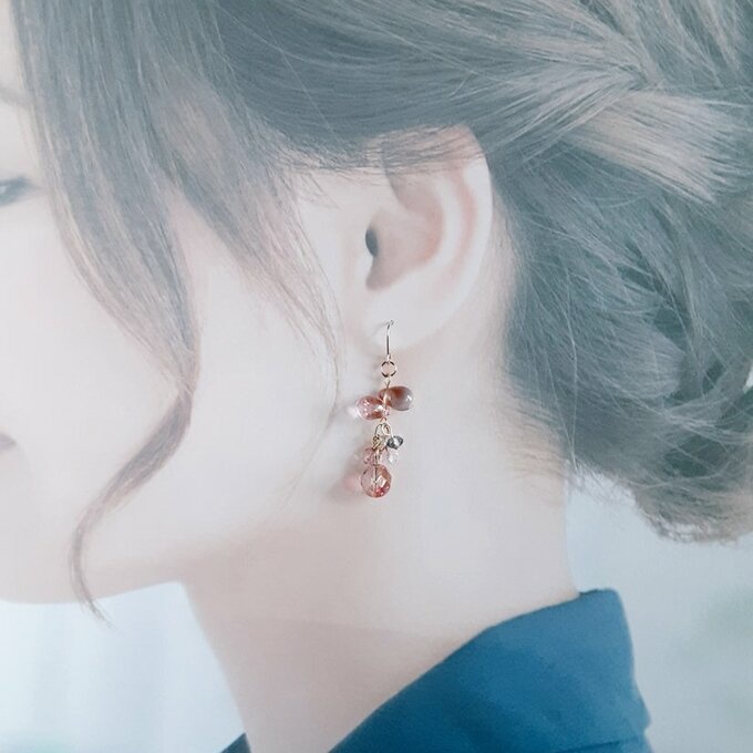 チェコビーズが揺れる☆しずくとガラスビーズのプチジャラジャラピアス/イヤリング(ピンクパープル)