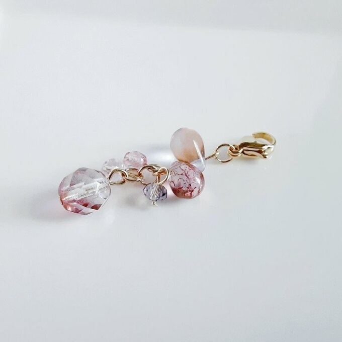 チェコビーズが揺れる☆しずくとガラスビーズのマスクチャーム/マスクアクセサリー(ピンクパープル)