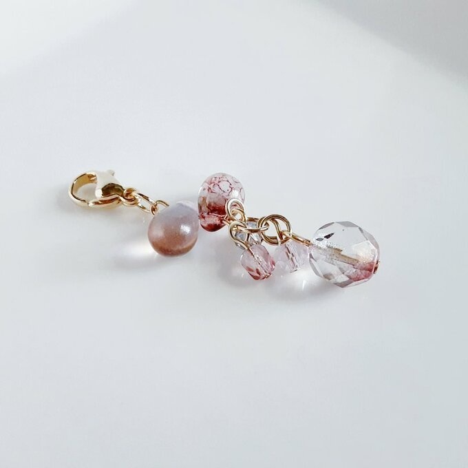 チェコビーズが揺れる☆しずくとガラスビーズのマスクチャーム/マスクアクセサリー(ピンクパープル)