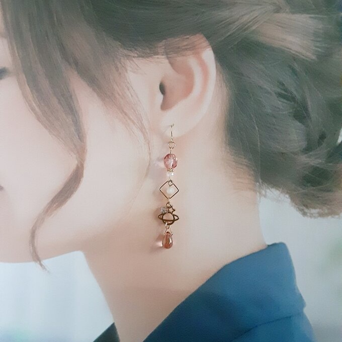 土星チャームが可愛い☆スクエアとチェコビーズとガラスビーズのゆらゆらロングピアス/イヤリング(ピンク)
