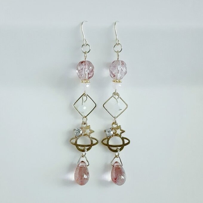 土星チャームが可愛い☆スクエアとチェコビーズとガラスビーズのゆらゆらロングピアス/イヤリング(ピンク)