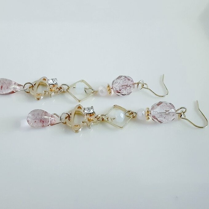 土星チャームが可愛い☆スクエアとチェコビーズとガラスビーズのゆらゆらロングピアス/イヤリング(ピンク)