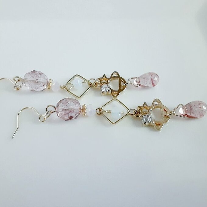 土星チャームが可愛い☆スクエアとチェコビーズとガラスビーズのゆらゆらロングピアス/イヤリング(ピンク)