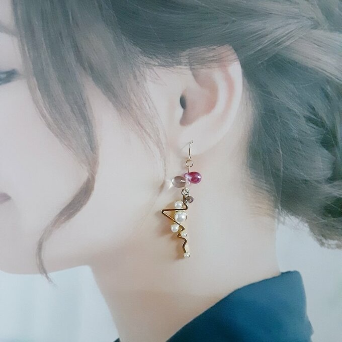 ぷっくりしずくビーズとパール付きジグザグチャームのピアス/イヤリング(ピンクパープル)