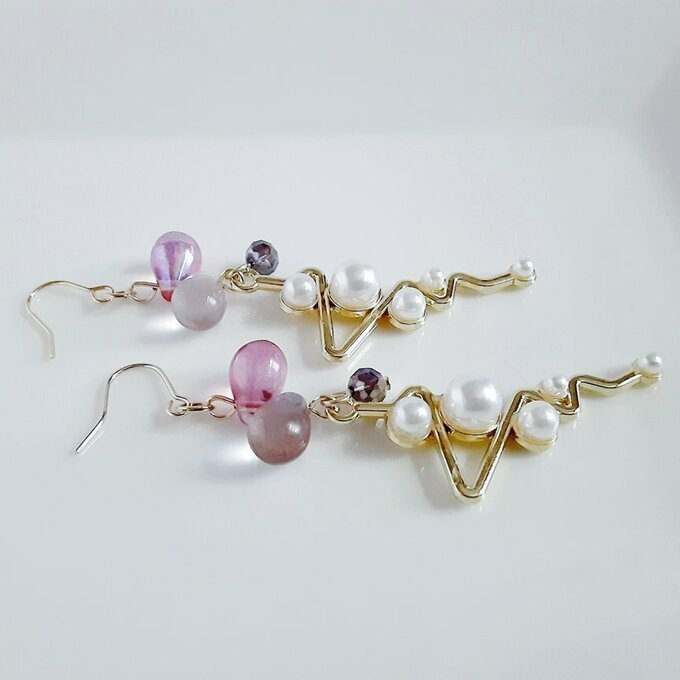 ぷっくりしずくビーズとパール付きジグザグチャームのピアス/イヤリング(ピンクパープル)