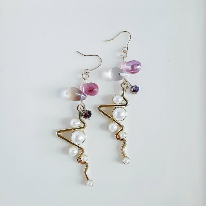 ぷっくりしずくビーズとパール付きジグザグチャームのピアス/イヤリング(ピンクパープル)