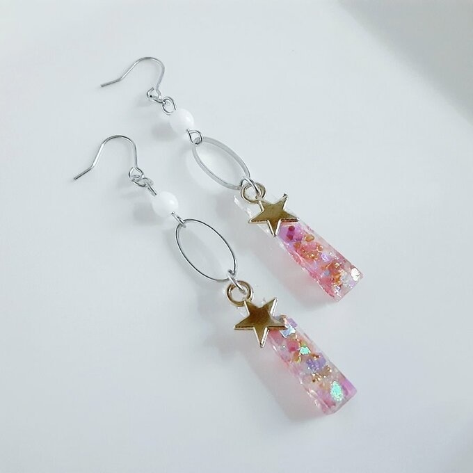 お星様が揺れる☆レジンパーツとオーバルフープの雅なレッドピンクカラーピアス/イヤリング