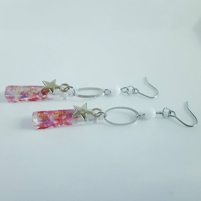 お星様が揺れる☆レジンパーツとオーバルフープの雅なレッドピンクカラーピアス/イヤリング