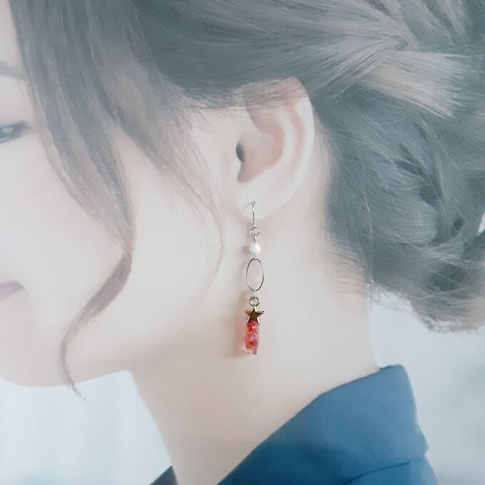 お星様が揺れる☆レジンパーツとオーバルフープの雅なレッドピンクカラーピアス/イヤリング