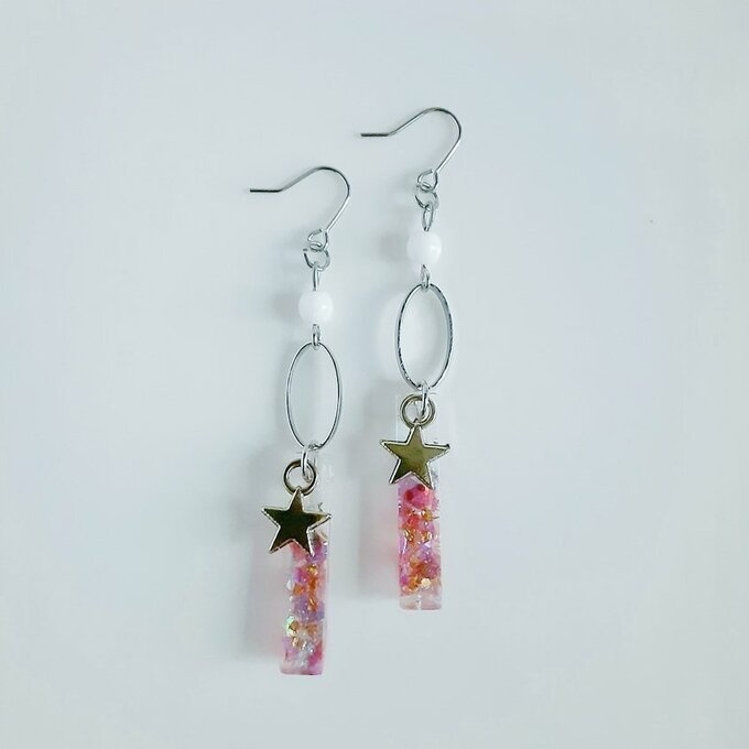 お星様が揺れる☆レジンパーツとオーバルフープの雅なレッドピンクカラーピアス/イヤリング