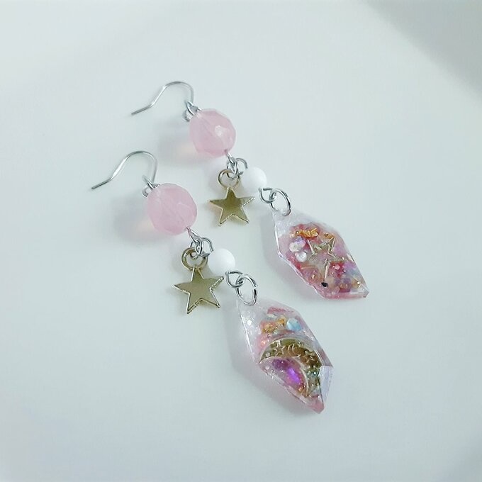 1ペアのみ☆お星様と三日月が浮かぶレジンパーツとファイアポリッシュチェコビーズの雅なピンク色ピアス/イヤリング