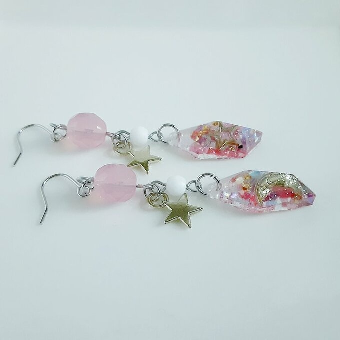 1ペアのみ☆お星様と三日月が浮かぶレジンパーツとファイアポリッシュチェコビーズの雅なピンク色ピアス/イヤリング