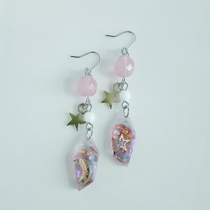 1ペアのみ☆お星様と三日月が浮かぶレジンパーツとファイアポリッシュチェコビーズの雅なピンク色ピアス/イヤリング