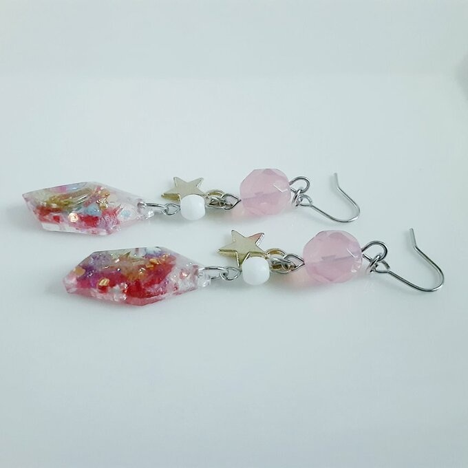 1ペアのみ☆お星様と三日月が浮かぶレジンパーツとファイアポリッシュチェコビーズの雅なピンク色ピアス/イヤリング