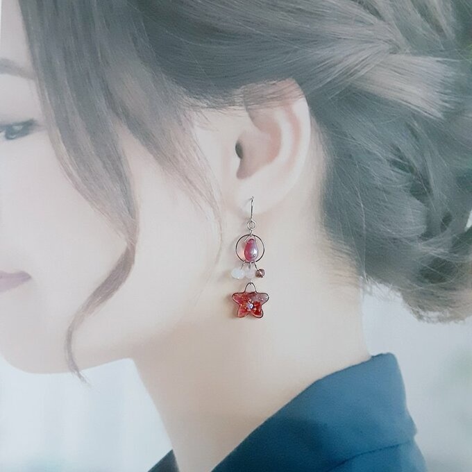 しずくとお花パーツが揺れる☆雅なレッドピンクカラーなピアス/イヤリング/Sparkly Pink Japanese Style Resin Dangle Earrings