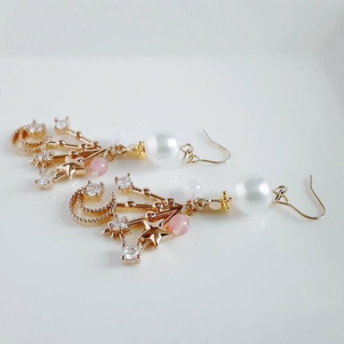星降る夜空ジルコニアチャームとフェアリーパールのお洒落ピアス/イヤリング(ホワイト×ピンク)