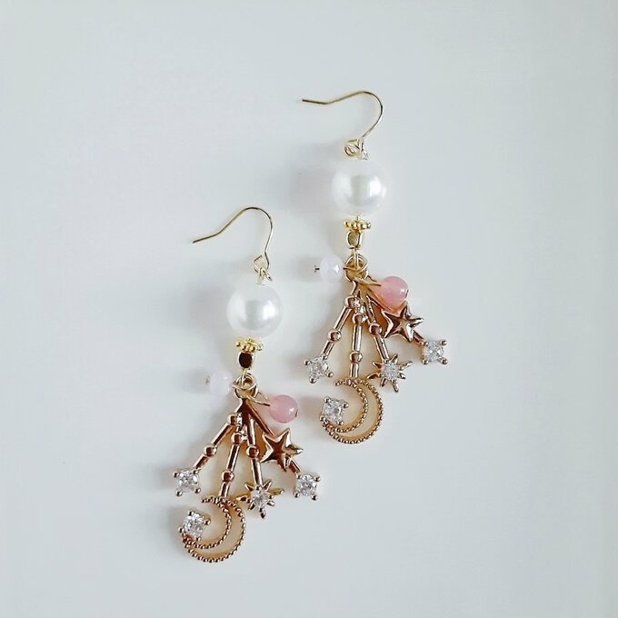 星降る夜空ジルコニアチャームとフェアリーパールのお洒落ピアス/イヤリング(ホワイト×ピンク)