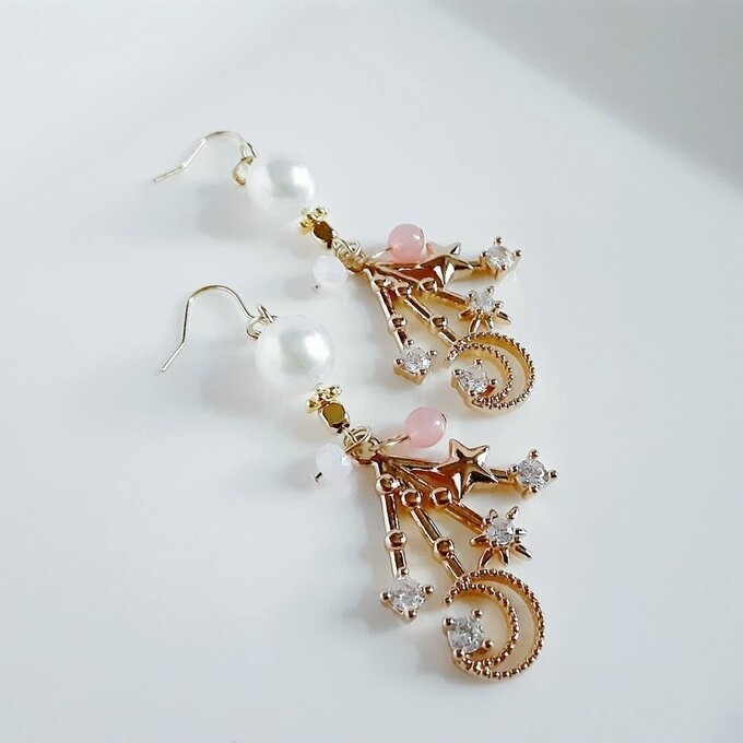星降る夜空ジルコニアチャームとフェアリーパールのお洒落ピアス/イヤリング(ホワイト×ピンク)