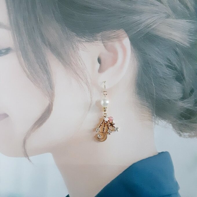 星降る夜空ジルコニアチャームとフェアリーパールのお洒落ピアス/イヤリング(ホワイト×ピンク)