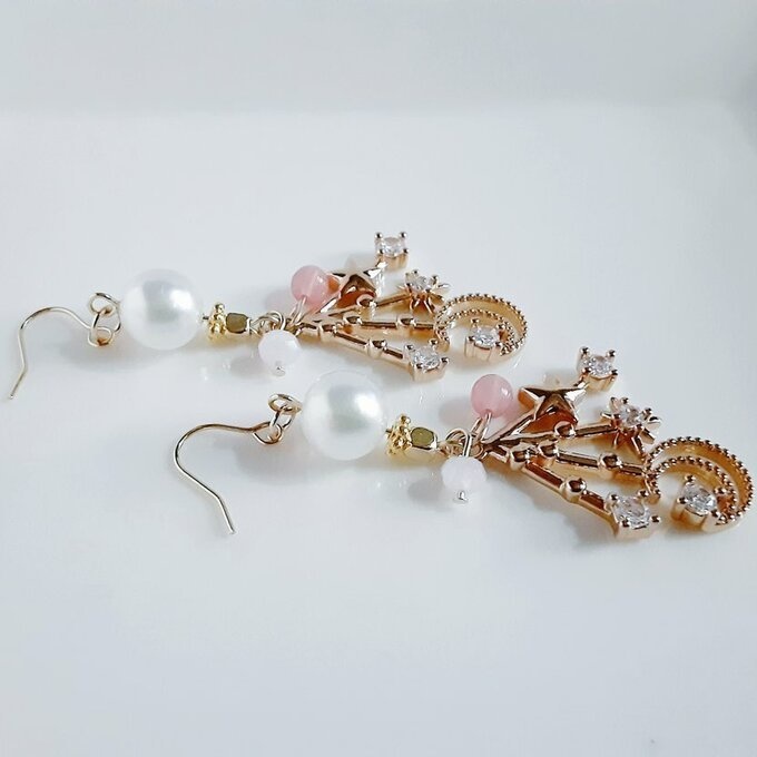 星降る夜空ジルコニアチャームとフェアリーパールのお洒落ピアス/イヤリング(ホワイト×ピンク)