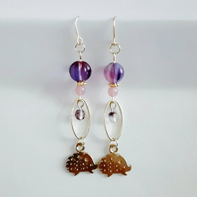 はりねずみが揺れるオーバルフープとチェコビーズのロングピアス/イヤリング(ピンクパープル)/Trendy Pink Purple Dangling Earrings With Hedgehog Parts.