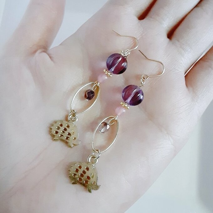 はりねずみが揺れるオーバルフープとチェコビーズのロングピアス/イヤリング(ピンクパープル)/Trendy Pink Purple Dangling Earrings With Hedgehog Parts.