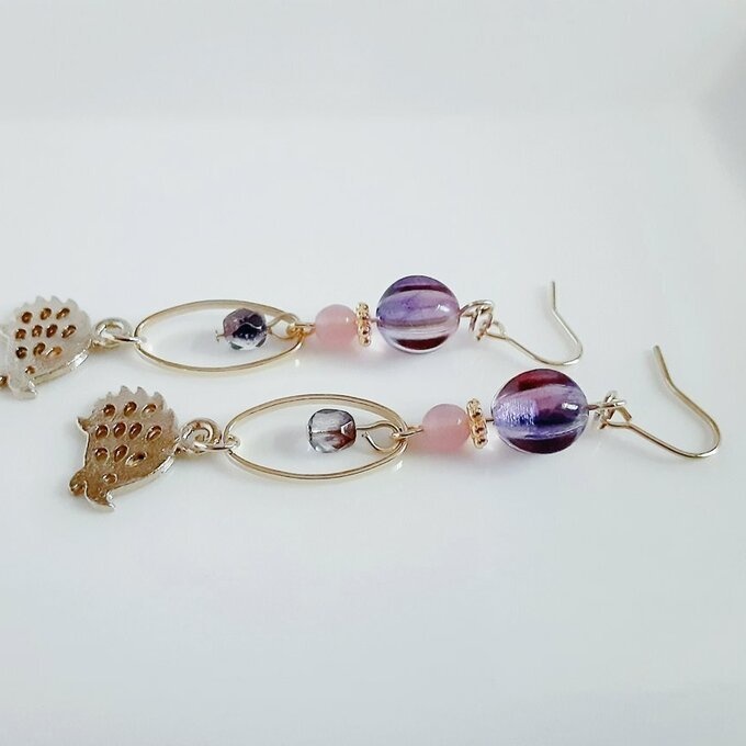 はりねずみが揺れるオーバルフープとチェコビーズのロングピアス/イヤリング(ピンクパープル)/Trendy Pink Purple Dangling Earrings With Hedgehog Parts.