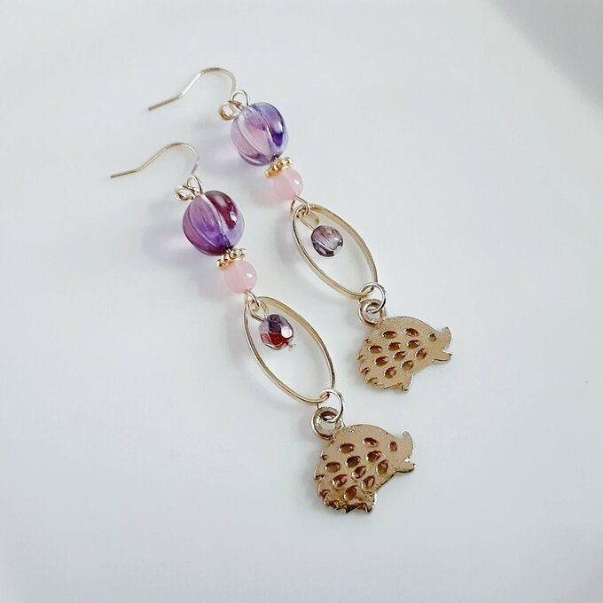 はりねずみが揺れるオーバルフープとチェコビーズのロングピアス/イヤリング(ピンクパープル)/Trendy Pink Purple Dangling Earrings With Hedgehog Parts.