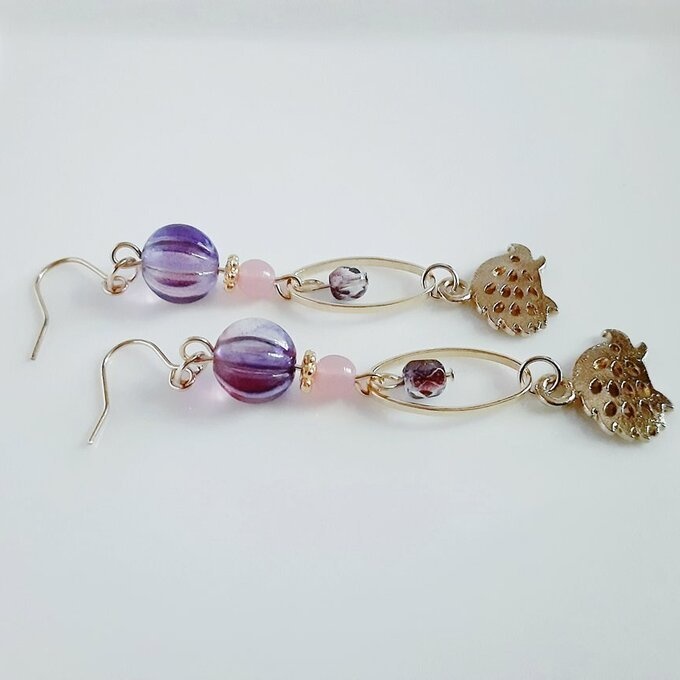 はりねずみが揺れるオーバルフープとチェコビーズのロングピアス/イヤリング(ピンクパープル)/Trendy Pink Purple Dangling Earrings With Hedgehog Parts.