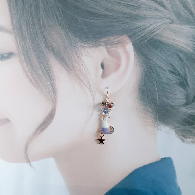 お星様が揺れる☆お花とおててを上げた猫ちゃんが可愛いプチジャラジャラピアス/イヤリング(パープル)/Cute Purple White Kitten Earrings