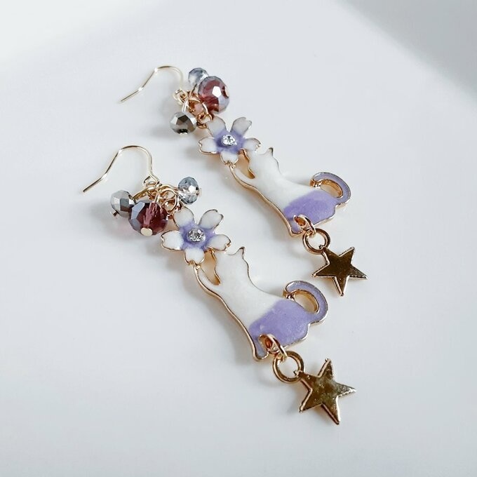 お星様が揺れる☆お花とおててを上げた猫ちゃんが可愛いプチジャラジャラピアス/イヤリング(パープル)/Cute Purple White Kitten Earrings