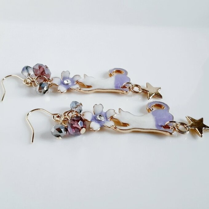 お星様が揺れる☆お花とおててを上げた猫ちゃんが可愛いプチジャラジャラピアス/イヤリング(パープル)/Cute Purple White Kitten Earrings