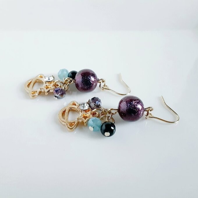 土星チャームとステラパールの大人パープル色ピアス/イヤリング/Purple Blue Dangle Earrings With Saturn Charm