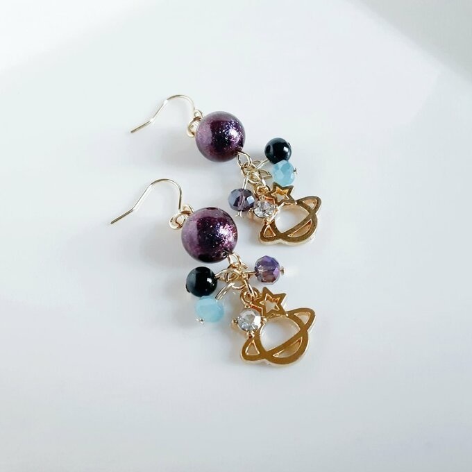 土星チャームとステラパールの大人パープル色ピアス/イヤリング/Purple Blue Dangle Earrings With Saturn Charm