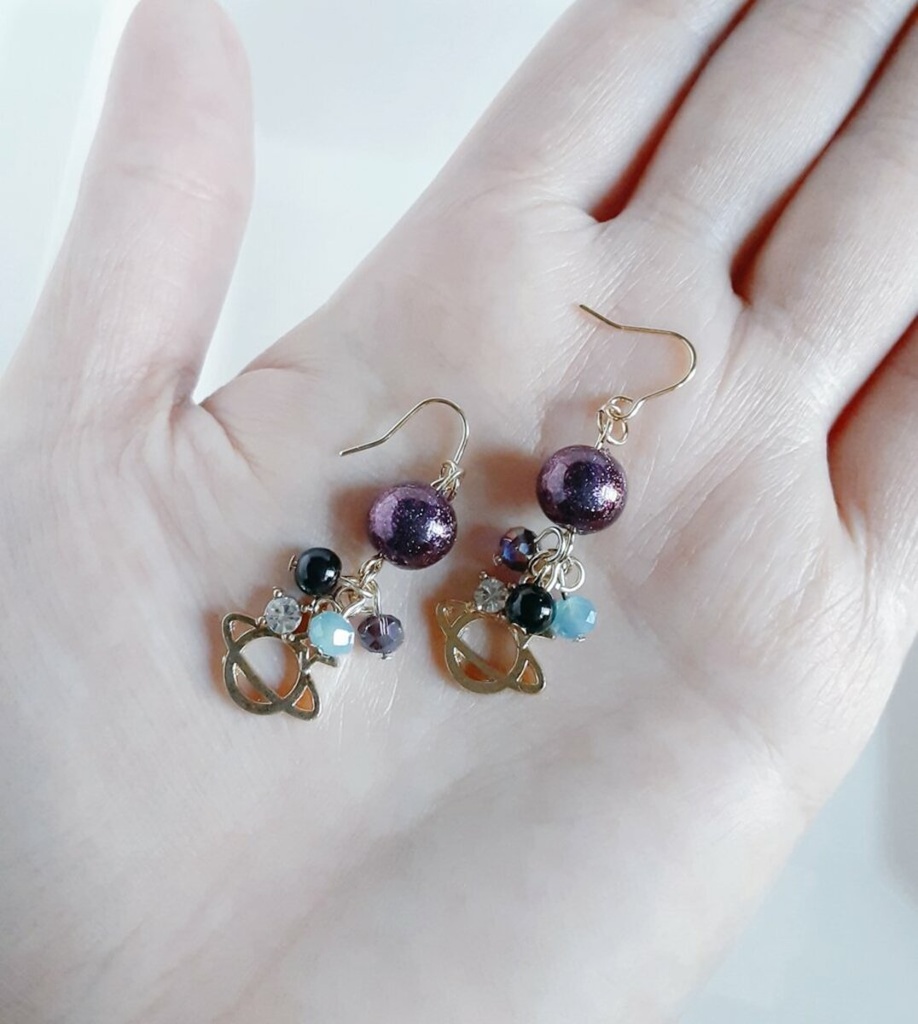 土星チャームとステラパールの大人パープル色ピアス/イヤリング/Purple Blue Dangle Earrings With Saturn Charm